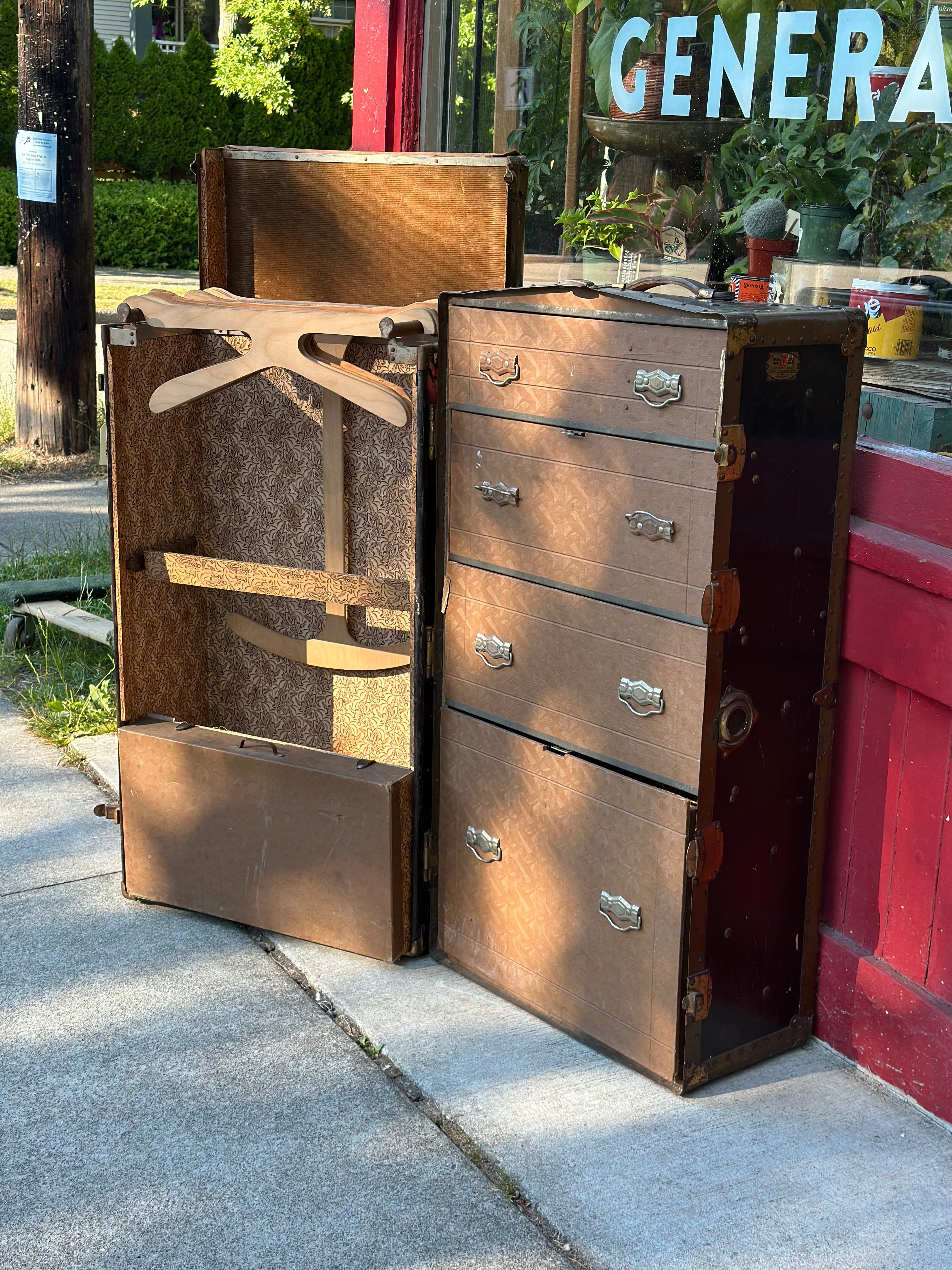 Travelling bureau trunk