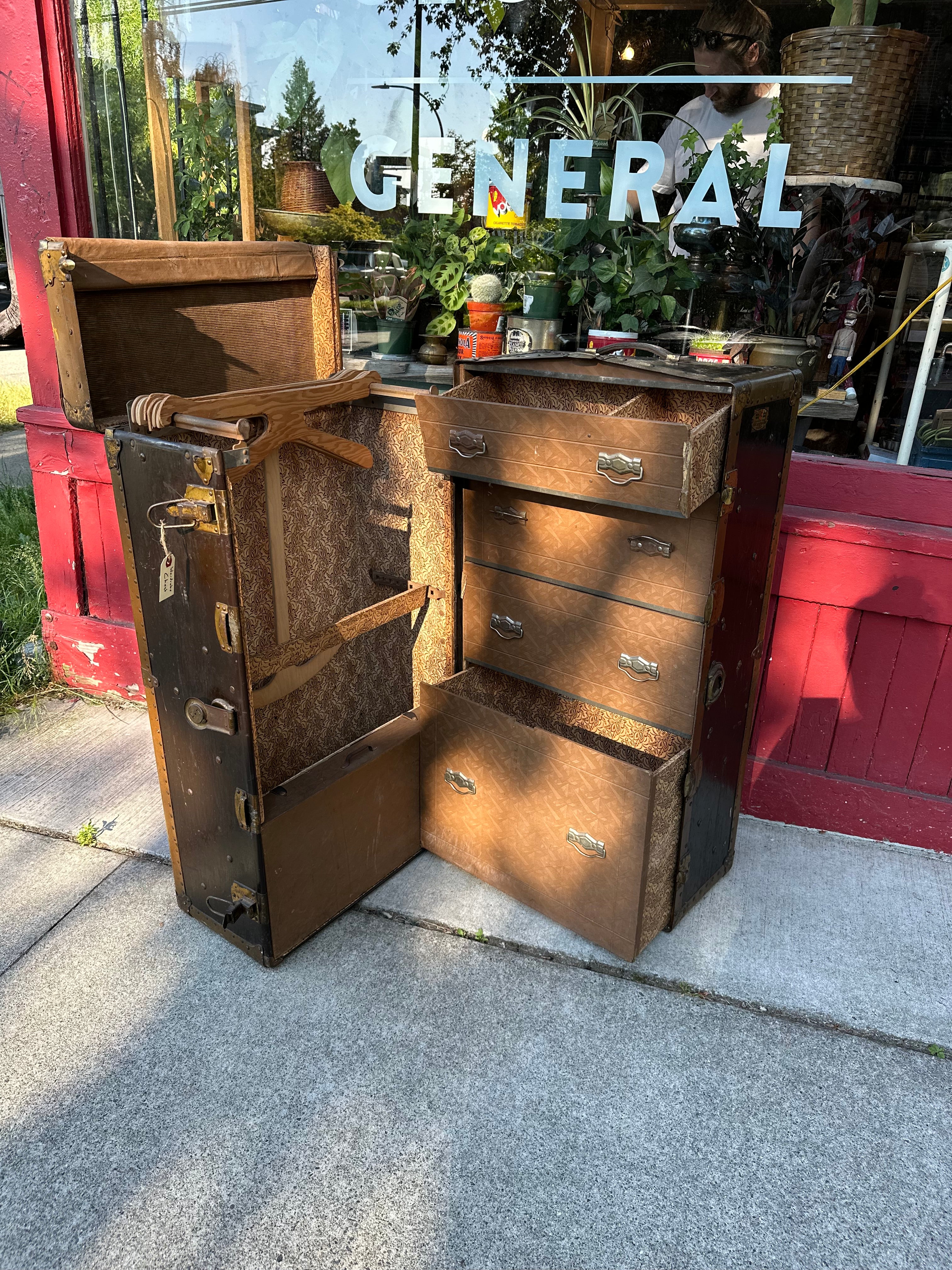 Travelling bureau trunk